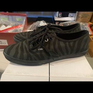 euc barely worn VANS black tiger stripe 10